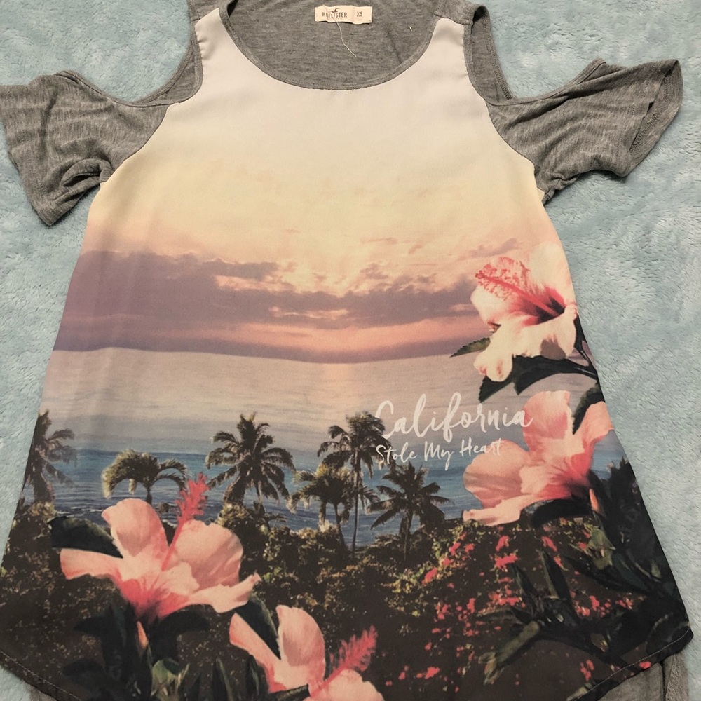 I’m selling this really pretty Hollister shirt